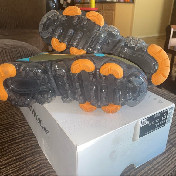 Women Nike Vapormax Utility - Picture 4 of 5